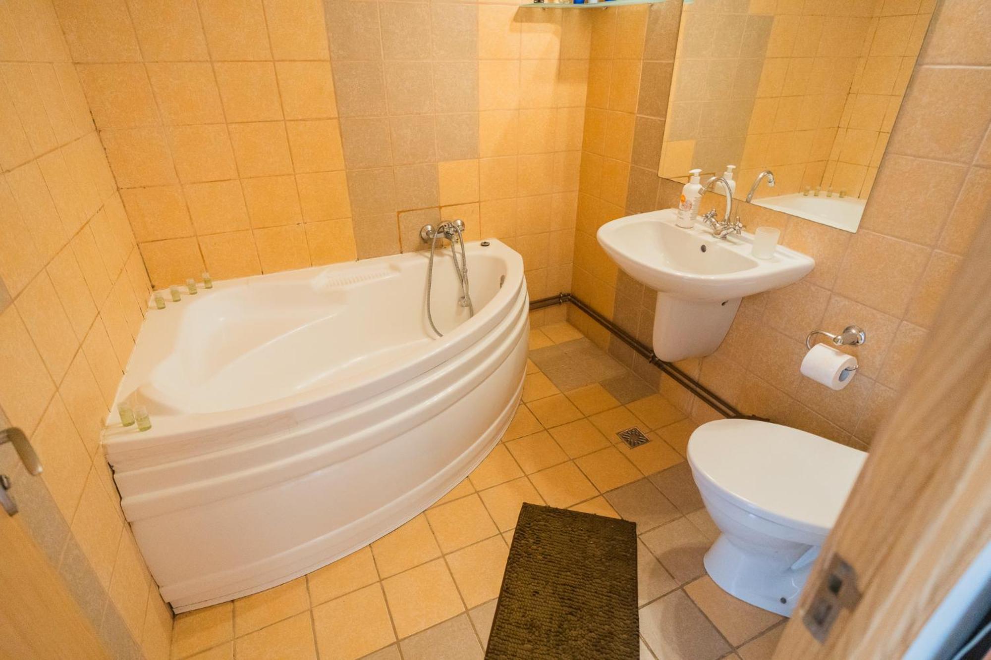 Rustic & Spacious 3Br Apartment Bucarest Esterno foto